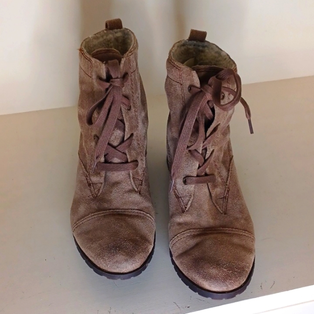 Naturalizer Grey Tan Lace Up Suede Boots